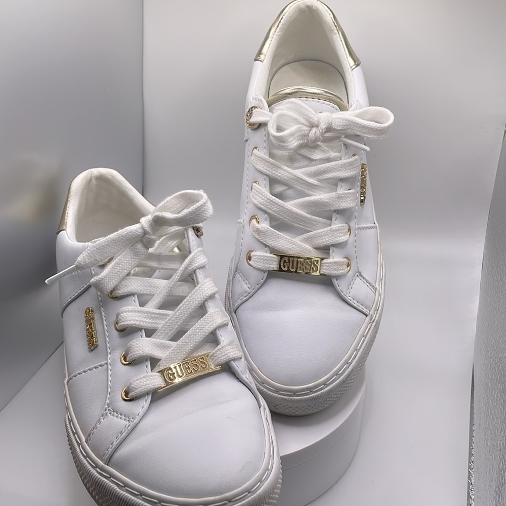 Guess 7.5 white with gold accent lace up round toe sneakers